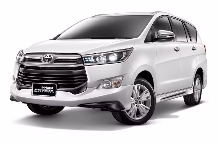 Cũng giống như Innova thế hệ mới tại thị trường Việt Nam, Innova Crysta tại Thái Lan được bán với 3 phiên bản là V, G và E. Về ngoại hình, chiếc xe cũng hoàn toàn không có sự khác biệt với thiết kế mạnh mẽ và hiện đại hơn.