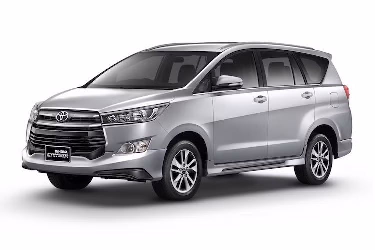 Chỉ có phiên bản 2.0E thấp nhất được trang bị động cơ xăng với giá bán khởi điểm 1,129 triệu Baht (tương đương 717 triệu đồng). 2 bản 2.8G và 2.8 V lần lượt có giá 1,235 và 1,399 triệu Baht (785 triệu và 889 triệu đồng). Như vậy, mỗi phiên bản Innova mới tại Thái Lan rẻ hơn gần 100 triệu đồng so với Việt Nam.