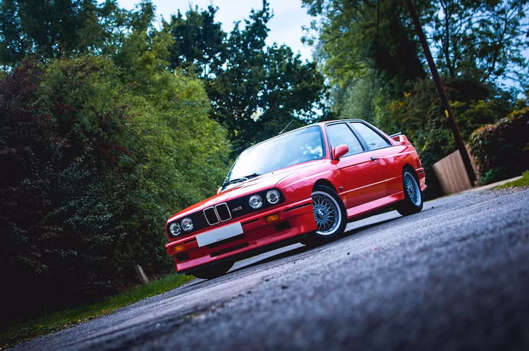 Thuộc thế hệ M3 đầu tiên với tên mã E30, BMW M3 Sport Evolution là phiên bản thể thao nhất, mang nhiều chi tiết lấy cảm hứng từ chiếc xe đua M3 tại giải Group A.