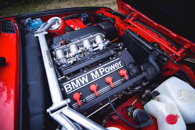 Sức mạnh của M3 Sport Evolution được cung cấp bởi khối động cơ 4 xi-lanh thẳng hàng nạp khí tự nhiên với dung tích tăng từ 2.3l lên thành 2.5l, giúp chiếc xe có thể đạt công suất tối đa 254 mã lực.