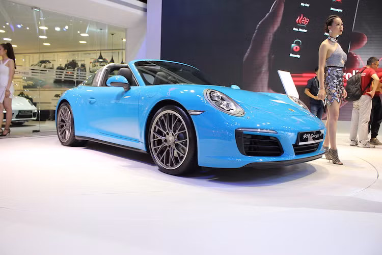 Vào tháng 3 năm nay, Porsche Việt Nam đã ra mắt chính thức loạt xe thể thao 911 phiên bản nâng cấp giữa vòng đời (facelift) gồm các phiên bản Carrera và Turbo khác nhau. Tại triển lãm VIMS 2016, chiếc Porsche 911 Targa 4 bản nâng cấp đã tiếp tục được hãng đem về, và là 1 trong 2 điểm nhấn chính của khu trưng bày Porsche năm nay.