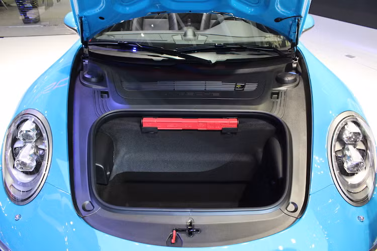 Do có động cơ đặt phía sau nên vị trí khoang hành lý của 911 Targa đã được dời về phía trước. Tuy nhiên, khoang hành lý này của xe cũng có thể tích rất nhỏ, chỉ 125 lít, đủ chứa một túi du lịch lớn.