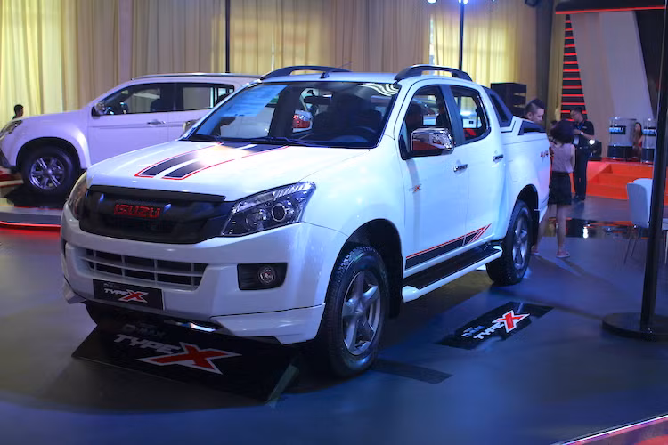 Đồng thời trong triển lãm ôtô Việt Nam lần thứ 12 này, Isuzu cũng giới thiệu phiên bản mới của dòng bán tải D-MAX là TYPE X. Bên cạnh những trang bị tiêu chuẩn sẵn có của D-MAX 2016, D-MAX TYPE X cũng có nhiều nâng cấp nội ngoại thất tương tự mu-X LIMITED.