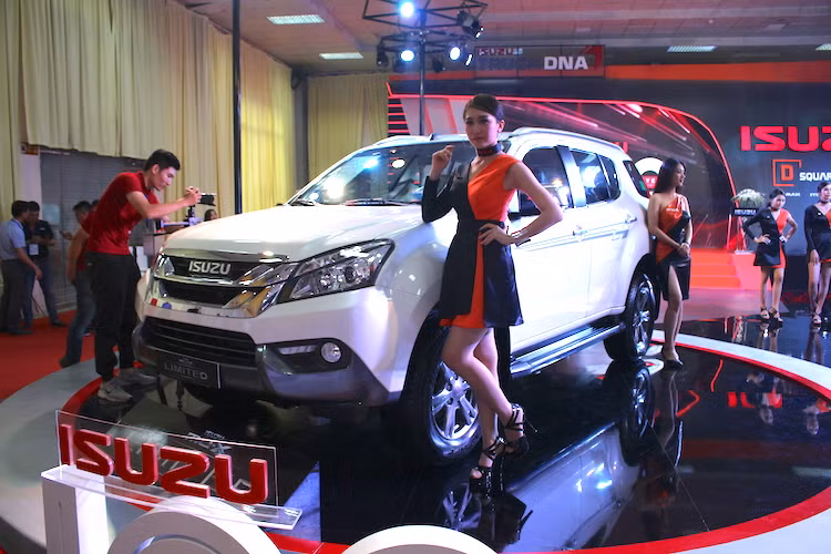 Dù mới chỉ được ra mắt lần đầu vào tháng 7 nhưng mẫu SUV mu-X đã có doanh số vượt ngoài mong đợi của Isuzu. Chính vì vậy tại VMS 2016, hãng đã tiếp tục ra mắt phiên bản mu-X LIMITED 3.0L 4x2 AT với nhiều nâng cấp trang trí nổi bật.
