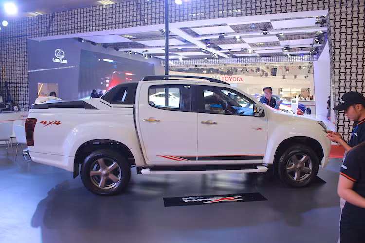 Tại thị trường Việt Nam, mu-X LIMITED được bán với giá niêm yết 990 triệu đồng. Trong khi đó, chiếc D-MAX TYPE X có giá 760 triệu đồng.