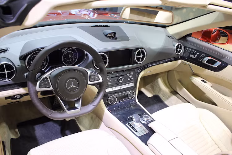 Được ra mắt lần đầu từ 4 năm trước, thế hệ Mercedes SL thứ 6 có thiết kế táp-lô khá giống siêu xe SLS AMG đình đám một thời, với hệ thống thông tin giải trí COMAND với màn hình 7 inch được tích hợp vào táp-lô xe thay vì đặt phía trên. Trên phiên bản SL400 2016 mới nhất, Mercedes đã thay cho chiếc xe vô-lăng 3 chấu thể thao giống nhiều dòng xe khác của hãng hiện nay.