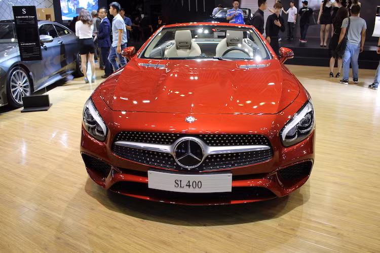 Với phiên bản 2017 mới nhất, SL sẽ mang "bộ mặt" mới, tương tự như những chiếc Mercedes mới được tung ra trong thời gian vừa qua. Đặc biệt, phần đèn pha của xe có thiết kế khá giống chiếc siêu xe AMG GT với các đèn LED ban ngày. Trên phiên bản SL400, lưới tản nhiệt của xe có những chấm mạ chrome hình lục giác, tạo cảm giác như những ngôi sao nhỏ đang hội tụ về logo sao 3 cánh ở chính giữa của Mercedes.