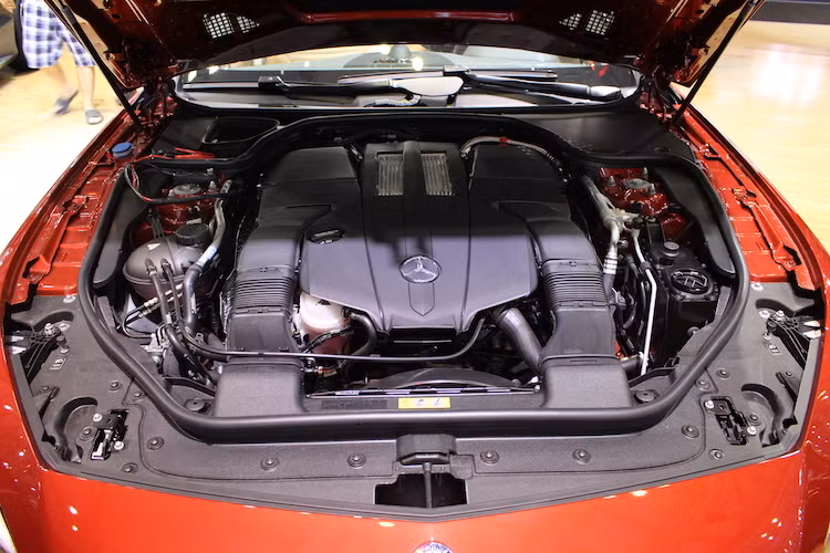 Phiên bản SL400 được trang bị động cơ xăng 3.0l V6 tăng áp kép, đem tới công suất tối đa 367 mã lực và mô-men xoắn cực đại 500 Nm. Kết hợp cùng hộp số tự động 9 cấp 9G-TRONIC và hệ dẫn động cầu sau, chiếc xe có khả năng tăng tốc từ 0-100 km/h trong 4,9 giây và tốc độ tối đa giới hạn ở 250 km/h.