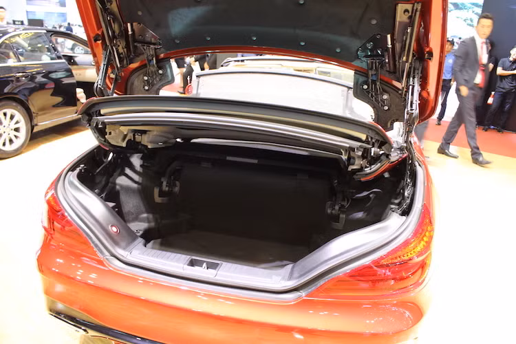 Dòng SL của Mercedes được trang bị bộ mui xếp cứng, khiến tất cả các phiên bản sẽ có kiểu dáng của một chiếc coupe bình thường khi đóng mui hoàn toàn. Khi gấp gọn, mui xếp của xe sẽ được giấu trong khoang hành lý có thể tích 504 lít, khiến bề rộng bị giảm xuống chỉ còn 364 lít. Sau khi mở nắp khoang hành lý, mui xếp sẽ tự động mở nghiêng lên để giúp chất dỡ đồ đạc dễ dàng hơn.