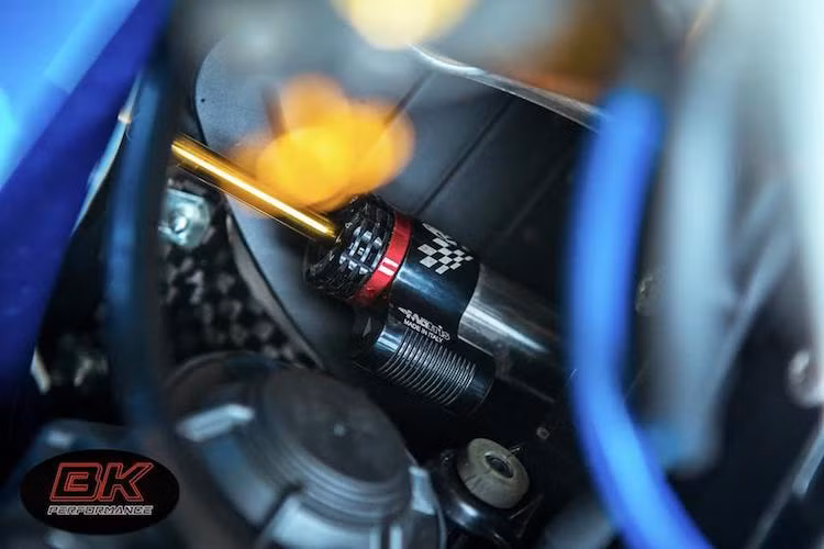 Ẩn bên dưới tay lái, cây trợ lực Matris SDR khiến cho tay lái của S1000RR trở nên chắc chắn hơn, chống lắc và phản lái ở tốc độ cao.