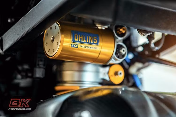 Ở phía sau, chiếc xe cũng đã được nâng cấp lên phuộc monoshock Ohlins TTX GP, với hiệu năng vượt trội hơn hẳn so với phuộc nguyên bản của xe.