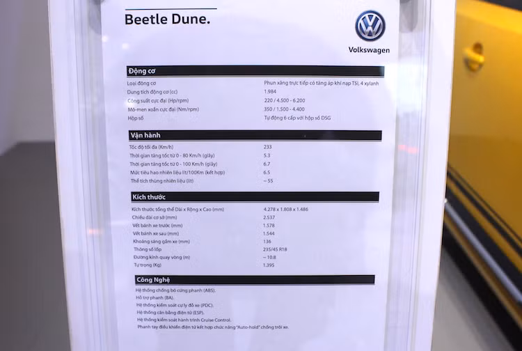Không chỉ hoàn toàn khác biệt ở bên ngoài, chiếc "Beetle Dune" ở triển lãm còn sử dụng động cơ khác phiên bản Dune thật. Cụ thể hơn, Beetle Dune chỉ được Volkswagen trang bị duy nhất động cơ xăng tăng áp 1.8 TSI 170 mã lực/250 Nm, trong khi bảng thông số kỹ thuật của chiếc xe tại triển lãm lại cho thấy nó dùng động cơ 2.0l tăng áp 220 mã lực/350 Nm.