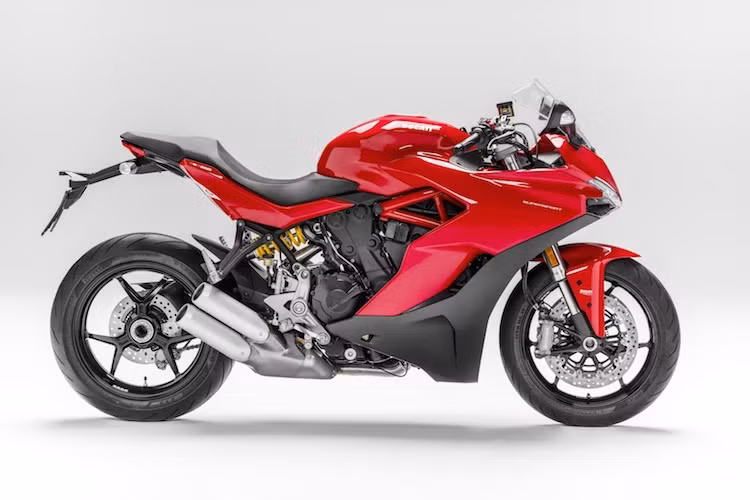 Cung cấp sức mạnh cho Supersport là khối động cơ 937 cc L-Twin Testastretta tương tự như Hypermotard 939 mới. Tuy nhiên theo ông Paolo Quattrino - kỹ sư trưởng của dự án tiết lộ, 80% các chi tiết động cơ sẽ được thay đổi để khiến Supersport có cảm giác lái "mượt mà" hơn. Công suất của động cơ này là 110 mã lực.