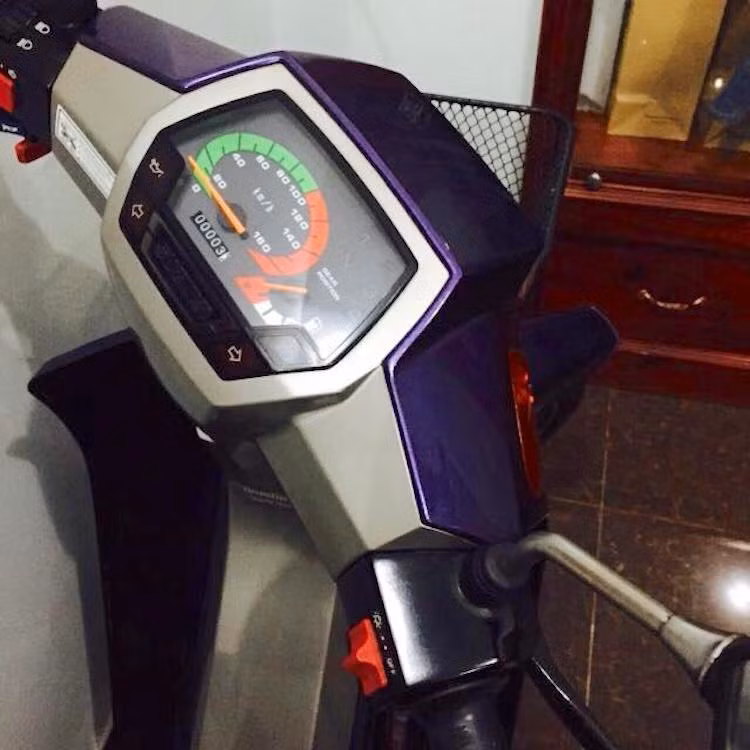 Tuy nhiên, điểm đặc biệt nhất của chiếc Suzuki Crystal này không phải là màu sắc của chiếc xe, mà là độ mới của nó. Kể từ khi rời nhà máy của Suzuki tại Indonesia, chiếc xe chưa từng một lần chạy, và về cơ bản là mới hoàn toàn. So với các dòng "Su xì-po" sau này, Suzuki Crystal ít tính thể thao hơn và đơn giản chỉ là một mẫu xe 2 kỳ phổ thông với động cơ 110 cc nằm ngang cùng hộp số côn tự động 4 cấp.