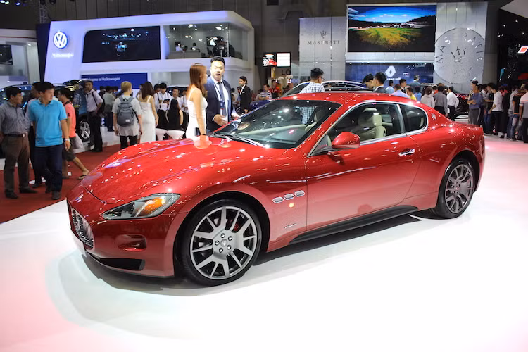 Mặc dù vậy, "chất" thể thao của Maserati vẫn được thể hiện rất rõ trong từng sản phẩm của hãng, nổi bật nhất phải kể tới dòng coupe du lịch hạng sang GranTurismo. Không chỉ sở hữu thiết kế thanh lịch và nội thất sang trọng, GranTurismo còn có khối máy V8 nạp khí tự nhiên 4.7l 434 mã lực cùng họ động cơ với các siêu xe V8 của Ferrari.