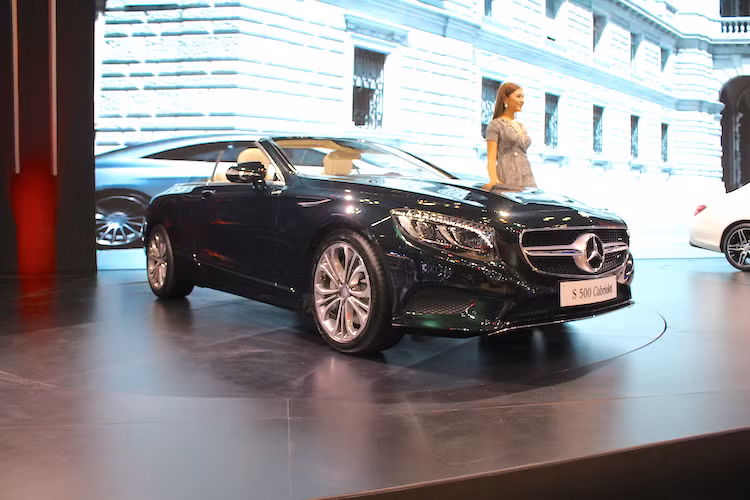 Cách đây 1 năm, dòng xe sang mui trần S-Class Cabriolet thế hệ mới đã được Mercedes chính thức "trình làng". Mẫu xe này đánh dấu sự trở lại của dòng xe S-Class mui trần hạng sang sau 44 năm, kể từ khi thế hệ S-Class mui trần đầu tiên ra mắt vào năm 1971. Tại triển lãm VIMS 2016, phiên bản Mercedes S500 Cabriolet cao cấp nhất và có giá đắt nhất (không tính các bản S63 hay S65 AMG) đã được Mercedes Việt Nam trưng bày.