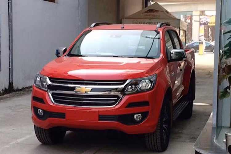 Mẫu bán tải hạng trung Chevrolet Colorado vừa trải qua đợt nâng cấp giữa vòng đời vào giữa năm cũng đã nhanh chóng về Việt Nam và có mặt tại VMS 2016. Chiếc Colorado được trưng bày sẽ có một số phụ kiện offroad "hàng khủng" được trang bị sẵn.