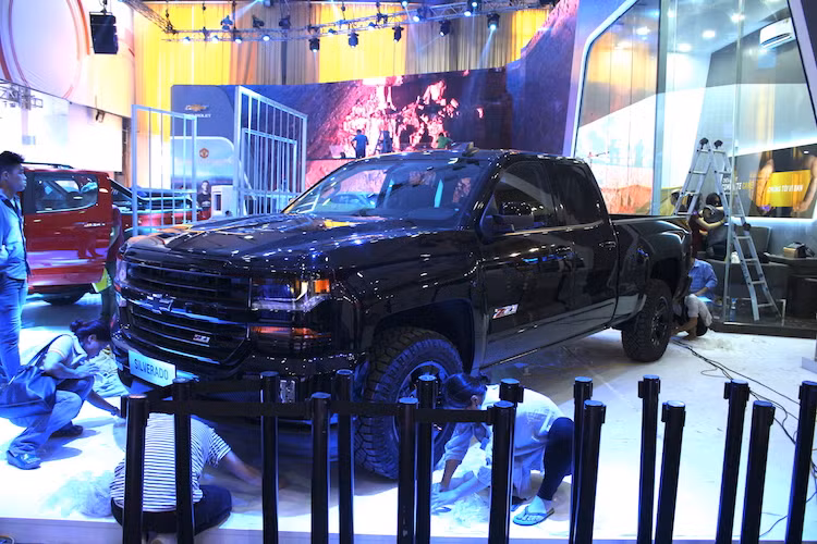 Năm nay, Chevrolet là một "tay chơi" lớn tại VMS khi hãng có tới 4 mẫu xe "hàng hot" khác nhau. Đầu tiên phải kể tới sự xuất hiện của mẫu bán tải cỡ lớn Chevrolet Silverado Z71 Crew Cab với màu đen "từ đầu tới chân" cực ngầu.