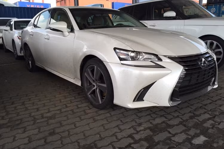 Tại khu trưng bày của Lexus, mẫu sedan hạng sang thuộc phân khúc E là GS200t sẽ được trưng bày sau khi vừa tới Việt Nam cách đây chưa lâu. Lexus GS200t được trang bị động cơ tăng áp 4 xy lanh thẳng hàng dung tích 2.0L cho công suất cực đại đạt 241 mã lực tại 4800-5600 vòng/ phút và mô men xoắn cực đại đạt 350Nm tại 1650-4400 vòng/ phút đi kèm hộp số thể thao 8 cấp.