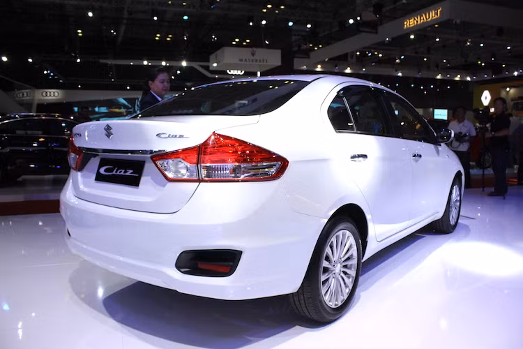 Ciaz có kích thước dài x rộng x cao lần lượt là 4490 x 1730 x 1485 mm với chiều dài cơ sở 2.650 mm. Nhìn vào những thông số này, giới chuyên gia đánh giá Ciaz có kích thước nhỉnh hơn các xe cùng phân khúc hạng B.