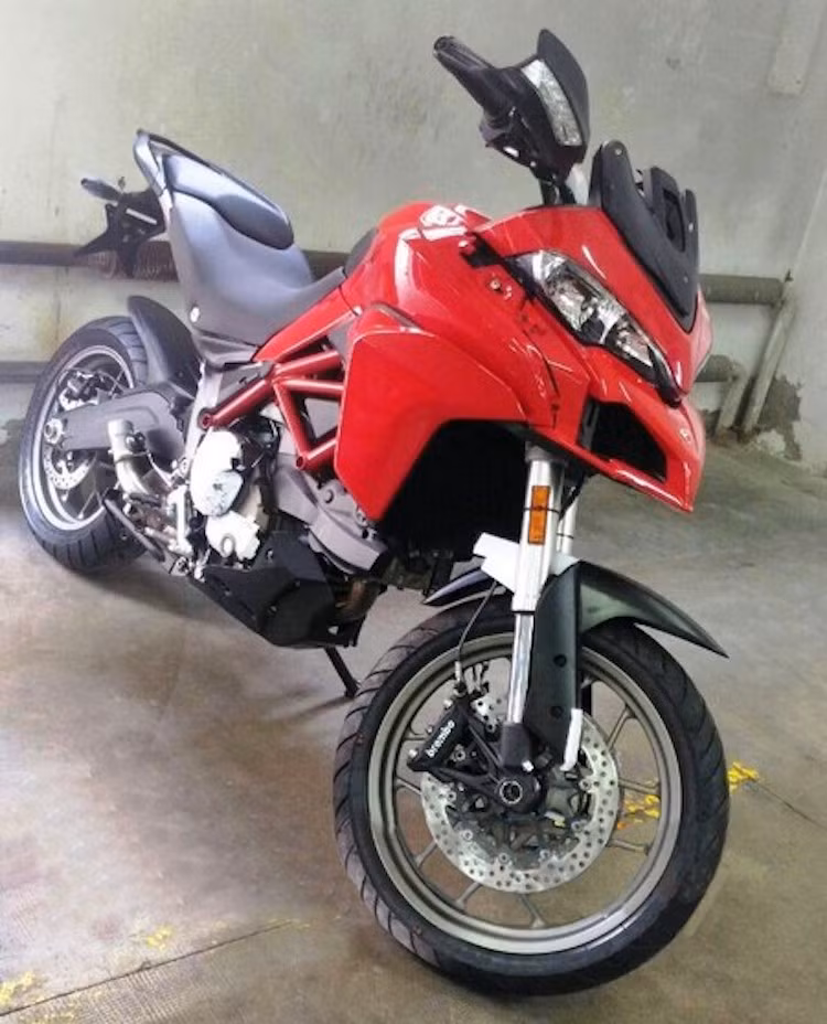 Được coi là phiên bản có giá hợp lý hơn của dòng Multistrada 1200 hiện tại, Multistrada chia sẻ chung thiết kế và khung xe với "đàn anh lớn" Dù có giá hợp lý hơn nhưng chiếc xe vẫn có một số chi tiết cao cấp như phanh Brembo và phuộc trước USD, nhiều khả năng được sản xuất bởi Sachs.