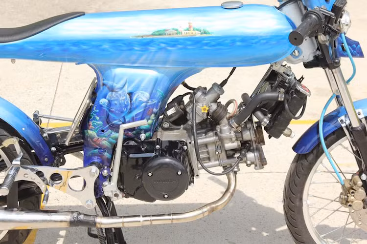 Trong khi chiếc Bandit9 EVE nguyên mẫu được trang bị động cơ 90 cc của Honda CD90 hoặc máy Lifan 125 cc thì trên bản độ này, chủ xe đã sử dụng động cơ 67 gốc nhưng được nâng cấp cực "khủng" với nguyên bộ đầu lòng từ Yamaha Exciter 135, kèm theo chế hòa khí bông mai và két làm mát cũng từ Exciter.