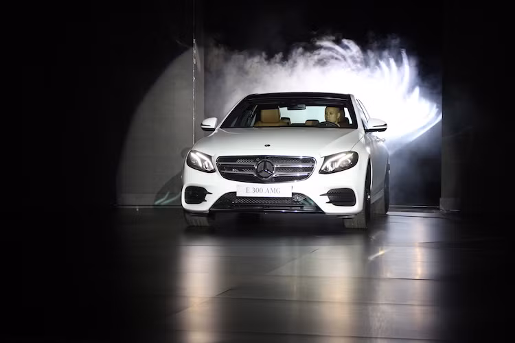 Bước sang thế hệ mới, mẫu sedan hạng trung cao cấp Mercedes E-Class 2017 sẽ sử dụng chung nền tảng chassis dẫn động cầu sau của Mercedes với tên gọi MRA, giống như C-Class và S-Class. Nhờ có nhiều chi tiết làm từ thép siêu cường và nhôm nguyên khối, tổng trọng lượng của xe chỉ đạt mức 1.605 kg (phiên bản E 200), giảm 50 kg so với thế hệ trước.