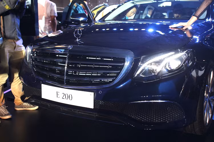 Chi tiết ấn tượng nhất của E-Class thế hệ mới là cụm đèn trước với các dải sáng ban ngày LED nằm song song với nhau, chia tách 2 đèn pha/cốt dạng thấu kính projector để gợi thiết kế "mắt kép" đặc trưng của các thế hệ trước. Tùy từng phiên bản, E-Class sẽ có "bộ mặt" khác nhau với bản E200 sử dụng cản trước khác biệt và lưới tản nhiệt truyền thống của Mercedes. để tạo ấn tượng về sự sang trọng
