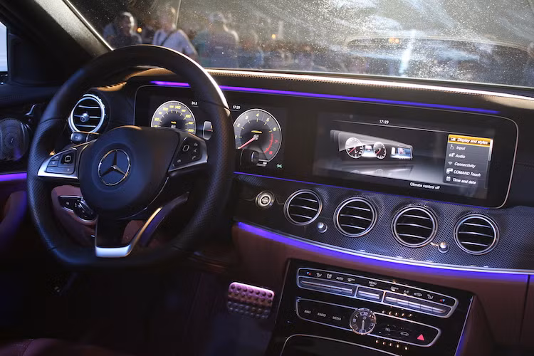 Phiên bản E 300 AMG sở hữu nội thất bọc da Nappa thượng hạng cùng ốp bề mặt kim loại, còn phiên bản E 200 được bọc da cao cấp và ốp gỗ tần bì gân nổi. Một điểm bất ngờ đó là mọi phiên bản E-Class được bán tại Việt Nam đều có bảng đồng hồ kỹ thuật số với sự kết hợp của hai màn hình hiển thị kích thước 12,3 inch. Người lái có thể lựa chọn 3 chủ đề hiển thị khác nhau cho bảng đồng hồ kỹ thuật số.