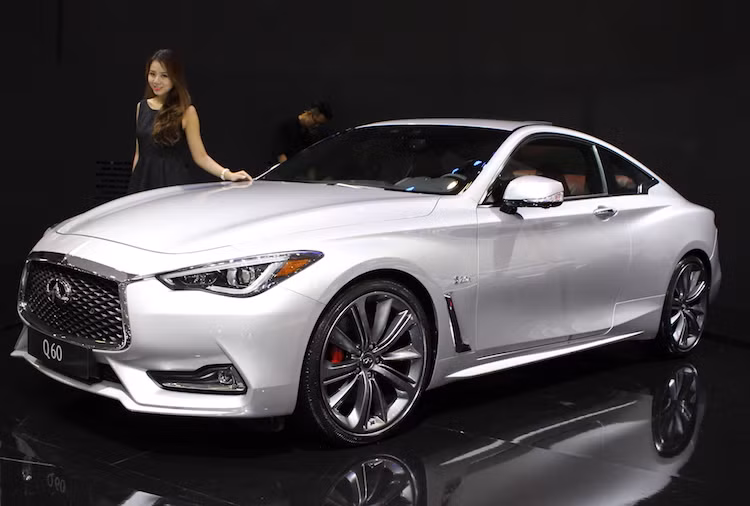 Trong số các hãng xe, Infiniti có những người mẫu với trang phục giản dị nhất. Họ đều có chung "đồng phục" là bộ váy màu đen sang trọng.