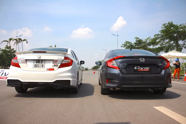 Không giống như thế hệ hiện nay, Honda Civic 2017 sẽ được nhập khẩu nguyên chiếc theo dạng CBU từ Thái Lan. Giá bán của chiếc xe chưa được Honda Việt Nam công bố tuy nhiên theo một số dự đoán và nguồn tin nội bộ từ hãng, chiếc xe sẽ có giá dưới 1 tỷ đồng.