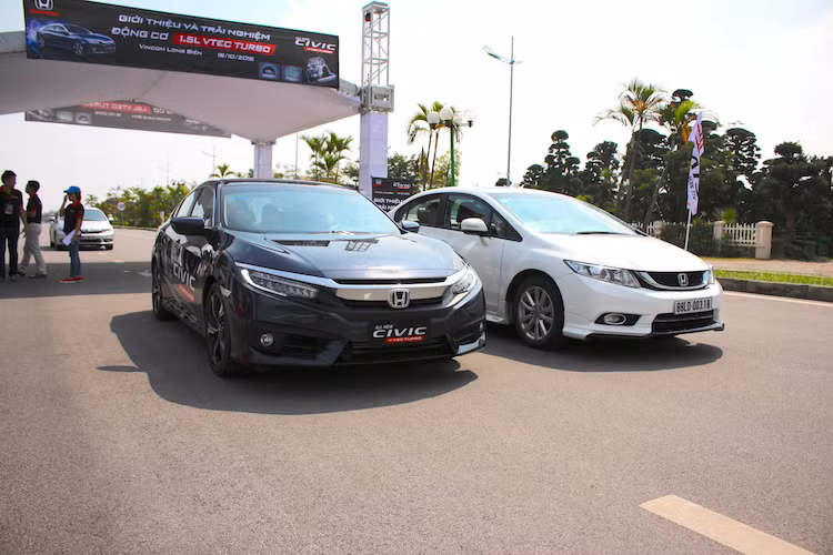 Vào ngày Chủ nhật (16/10/2016), Honda Việt Nam đã tổ chức buổi trải nghiệm nhỏ mẫu xe sedan hạng C Honda Civic 2017 thế hệ thứ 10 tại Vincom Long Biên, Hà Nội dành cho báo giới. Đây là lần đầu tiên các phóng viên, nhà báo có dịp được cầm lái Civic thế hệ mới, từ đó có thể rút ra được những đánh giá sơ bộ đầu tiên về mẫu xe.