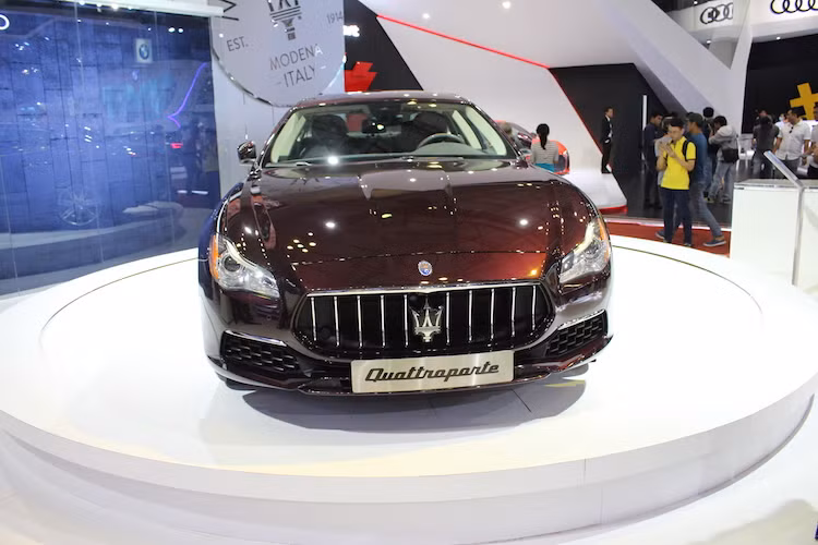 Những điểm khác biệt ở ngoại thất của Maserati Quattroporte 2017 rất nhỏ, khiến chỉ có những người rất đam mê xe mới có thể phân biệt nó với phiên bản cũ. Trong đó, lưới tản nhiệt của xe đã được thiết kế sắc sảo và sang trọng hơn với các nan dọc mạ chrome, cùng với cản trước mới có các khe hút gió có những màn chắn "Air Shutter" có khả năng đóng mở linh hoạt.