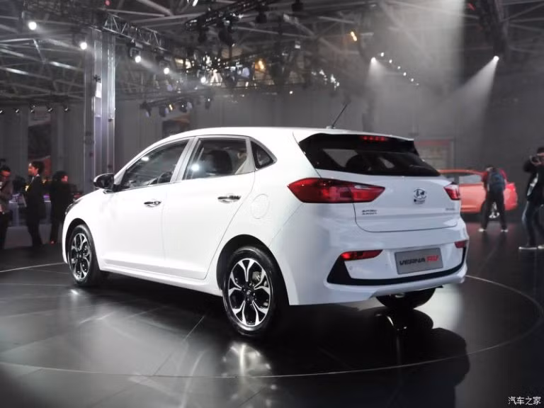 Thay vì vòm mui cong mềm mại như phiên bản sedan, Verna RV có phần đuôi phía sau cứng cáp hơn. Cản sau của xe cũng có thiết kế khác biệt so với bản sedan, trong khi cụm đèn hậu lại gợi nhớ về chiếc Hyundai i30 2017 vừa ra mắt châu Âu.