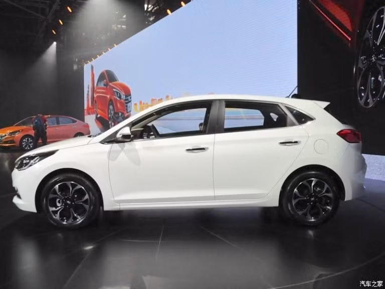 Trước Hyundai Verna RV, phiên bản sedan của chiếc xe là Hyundai Verna đã từng được ra mắt tại triển lãm Thành Đô ở Trung Quốc cách đây hơn 1 tháng. Do Verna là tên gọi của dòng xe cỡ nhỏ Accent của Hyundai tại nhiều thị trường nên nhiều khả năng chiếc xe sẽ được ra mắt thị trường Thế giới vào năm sau với tên gọi Hyundai Accent 2018.
