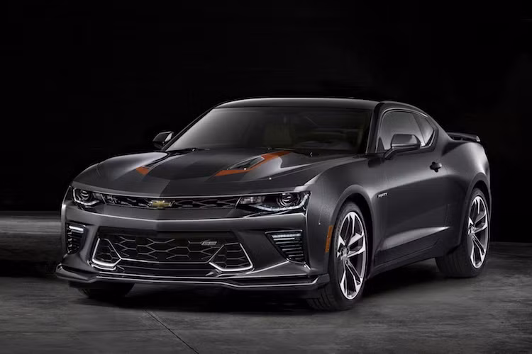 Nằm dưới nắp ca-pô của Camaro SS 50th Anniversary vẫn tiếp tục là khối động cơ V8 6.2l nạp khí tự nhiên có tên mã LT1 như những chiếc Camaro SS thường, đạt công suất tối đa 455 mã lực. Đây cũng chính là khối động cơ được Chevrolet trang bị cho chiếc siêu xe Corvette.