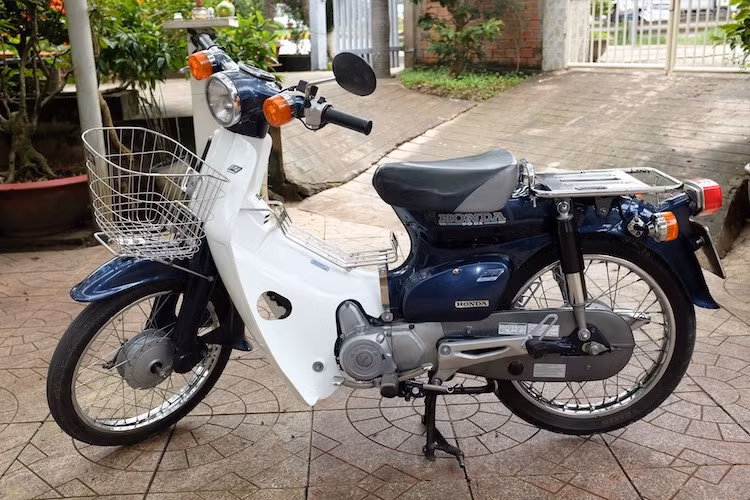 Tại Việt Nam, Honda Super Cub là một trong những dòng xe máy du nhập vào từ rất sớm. Những chiếc Super Cub được nhập từ Nhật tới nay vẫn tiếp tục được nhiều người Việt ưa chuộng bởi tiết kiệm xăng và độ bền bỉ "vô đối". Với sự xuất hiện của nhiều dòng xe mới, Cub đã không còn được ưa chuộng như năm xưa, nhưng vẫn thu hút được một lượng "fan" lớn ở Việt Nam.