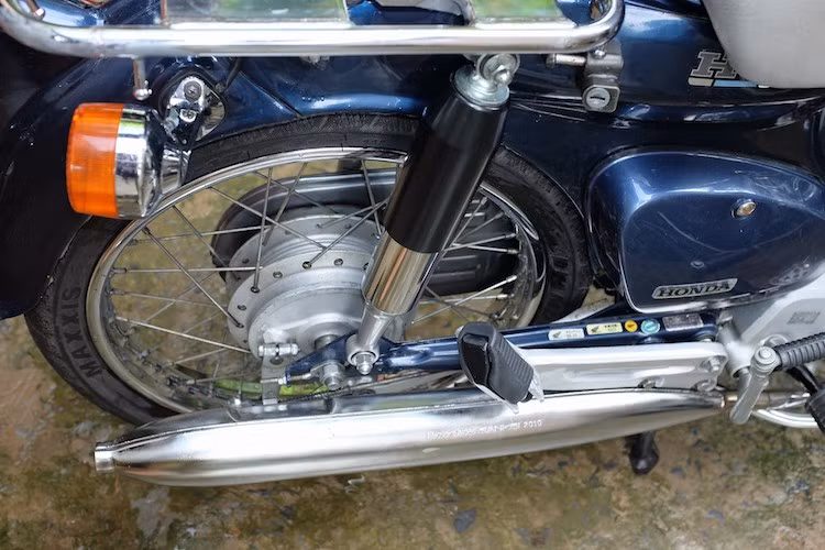 Chiếc Super Cub này vốn thuộc model đời cao 90DX tại Nhật, chính vì vậy các chi tiết trên xe vẫn còn rất mới. Chính vì vậy, chủ xe đã giữ nguyên phần lớn các chi tiết này, khiến cho chiếc Cub trông như vừa được "đập thùng".