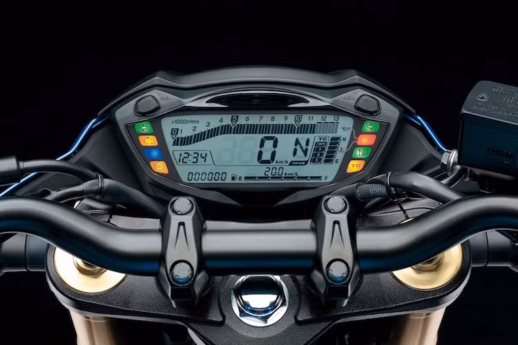 Bảng đồng hồ của GSX-S750 là một màn hình đơn sắc có kích thước lớn, tích hợp đầy đủ các đồng hồ chỉ báo cùng dãy đèn báo khác nhau ở hai bên. Để giảm giá thành, tay lái của chiếc xe đã không còn sử dụng ghi-đông FatBar "hàng hiệu" như GSX-S1000.