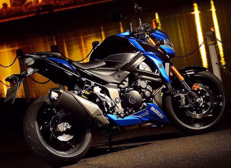 Giá và ngày bán của GSX-S750 chưa được hãng xe Suzuki công bố, tuy nhiên chiếc xe sẽ được bán với 4 màu khác nhau cho phiên bản GSX-S750 và chỉ duy nhất màu đen ánh kim cho bản GSX-S750Z có ABS.