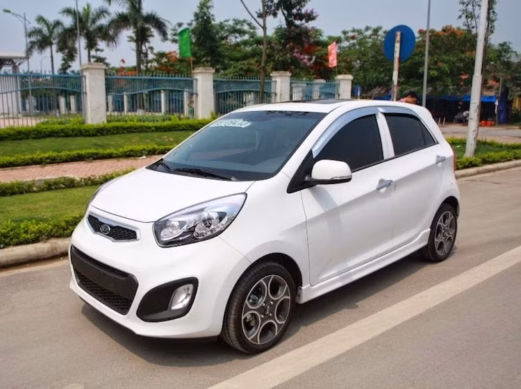 Mẫu xe cỡ nhỏ Kia Morning vẫn tiếp tục giữ danh hiệu "xe bán chạy nhất Việt Nam" trong 2 tháng liên tiếp, với doanh số 1641 chiếc, tăng nhẹ so với mức 1330 chiếc của tháng 8.