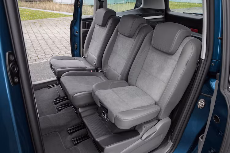 Để giúp hành khách dễ dàng ra vào hàng ghế sau, Volkswagen đã trang bị cho chiếc xe cửa sau dạng trượt cho cả 2 bên thân. Hàng ghế sau của Sharan có khả năng ngồi 3 người, với không gian rộng rãi và khả năng điều chỉnh tiến/lùi cùng lưng ghế bằng tay. Khách hàng có thể đặt thêm tùy chọn nội thất bọc da Vienna cao cấp và các ghế ngồi chỉnh điện 12 hướng kèm tính năng massage.