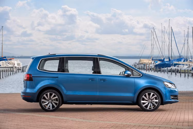 Giống như các mẫu xe "đại chúng" khác của Volkswagen, thân xe của Sharan cũng có thiết kế đơn giản, ít đường nét nhấn mạnh. Mặc dù vậy, chỉ ngay khi nhìn bên ngoài, có thể thấy ngay rằng Sharan là một mẫu xe gia đình đa dụng với không gian cabin rộng bởi chiều cao cửa kính lớn.
