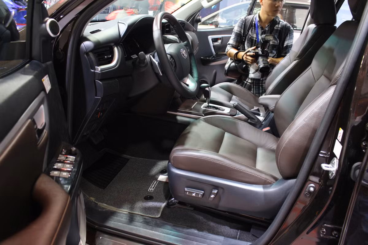 Phiên bản Fortuner được trưng bày tại triển lãm VMS 2016 được trang bị khá nhiều tiện nghi cao cấp như ghế lái chỉnh điện, thảm lót sàn với logo Fortuner, cửa kính trung tâm, bậc lên xuống ốp thép với logo Fortuner...
