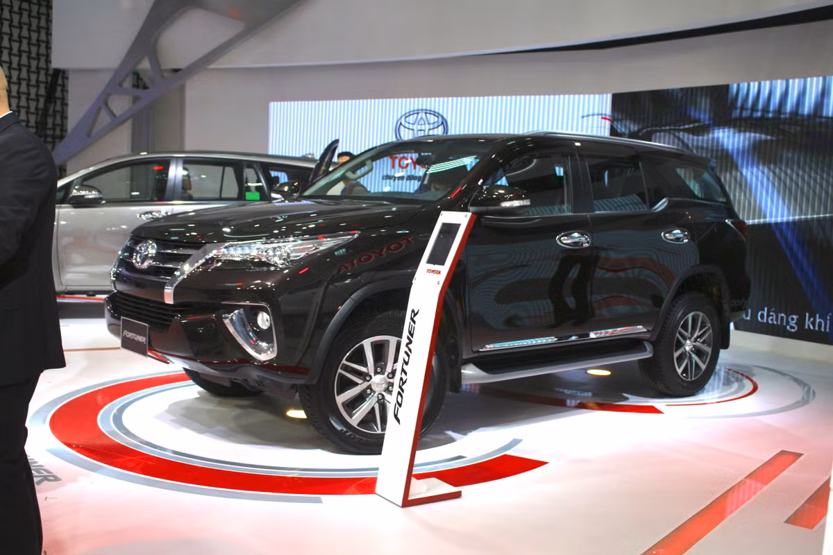 Hiện tại, Toyota Việt Nam mới chỉ đưa Fortuner thế hệ mới về Việt Nam để phục vụ mục đích trưng bày và thăm dò ý kiến khách hàng. Theo một số nguồn tin, phải tới tháng 4 năm sau chiếc xe mới ra mắt chính thức tại thị trường Việt.