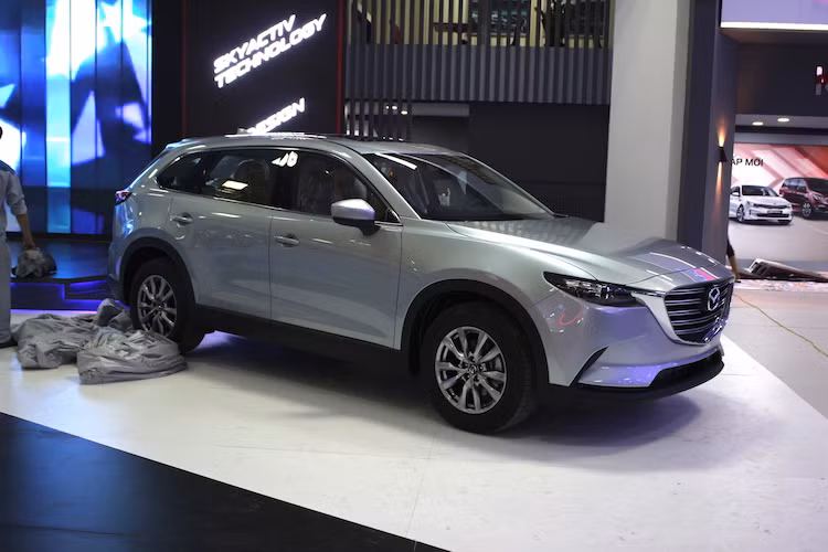 Bắt đầu từ khu trưng bày của Trường Hải Auto với 2 thương hiệu là Kia và Mazda, Kia sẽ đem tới mẫu sedan Optima thế hệ mới vừa ra mắt hồi đầu tuần. Trong khi đó, Mazda "ghi dấu ấn" bởi "cặp đôi" crossover thế hệ mới là Mazda CX-3 và Mazda CX-9.