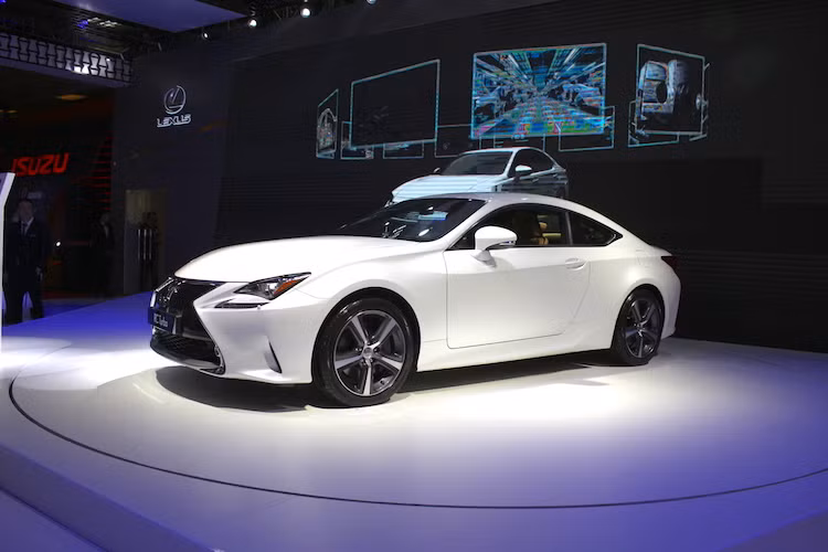 Tại triển lãm VMS 2016, Lexus Việt Nam đã đem tới 4 mẫu xe đều sử dụng chung một loại động cơ tăng áp 2.0l. Trong khi các dòng NX, RX và GS hiện đang được bán tại Việt Nam thì mẫu coupe hạng sang Lexus RC200t mới, lần đầu được hãng trưng bày trước khách hàng Việt.