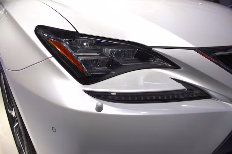 Trong đó, đèn pha của xe đã có thiết kế bớt "dị" hơn so với IS, với 3 đèn LED được xếp ngay ngắn phía trong hộp pha đầy hiện đại. Bên dưới đèn pha là đèn LED ban ngày hình dấu phẩy V tương tự logo của hãng giày thể thao Nike nổi tiếng. Ngoài ra, lưới tản nhiệt của RC cũng lớn hơn nhiều so với IS.