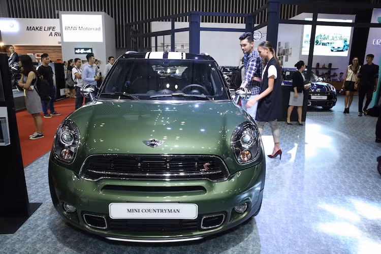 Một ưu đãi khác mà thương hiệu MINI mang đến cho khách hàng Việt Nam đặt mua xe trong thời gian triển lãm. Khi mua MINI Countryman, khách hàng sẽ tham dự chuyến du lịch Anh Quốc trong 6 ngày 5 đêm, Ngoài ra, những phần quà đậm chất MINI cũng được trao tặng cho các tín đồ MINI quyết định sở hữu bất kỳ dòng xe nào của hãng tại triển lãm VIMS 2016.