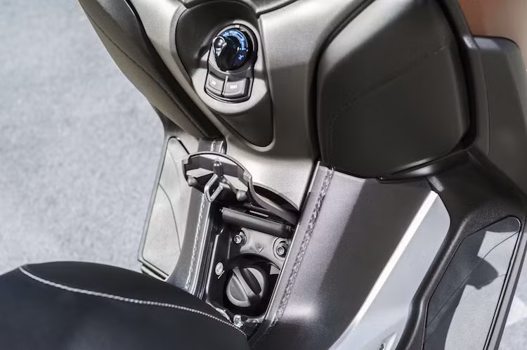 Giống như nhiều mẫu xe tay ga Yamaha trong thời gian gần đây, X-Max cũng đi kèm với hệ thống khóa thông minh Smart Key, cho phép người lái có thể khởi động và sử dụng xe mà chỉ cần đem theo chìa khóa bên người.